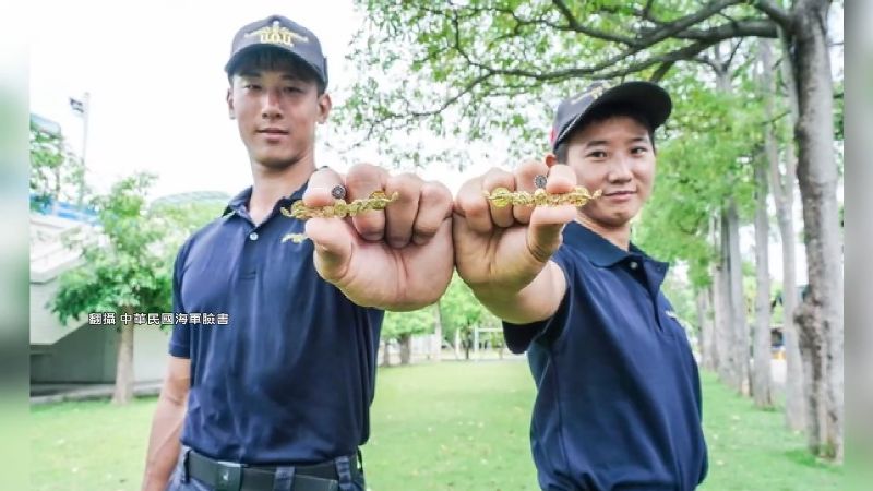 海軍唯一蛙人兄妹檔！兄親釘金龍徽章