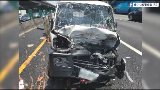 國道上狂飆　貨車挨撞360度翻覆