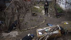 基輔西北方城鎮布查（Bucha）遭俄軍佔據約1個月屍橫遍野。（圖／美聯社／達志影像）