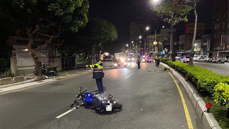 男騎車載女友人返家　自撞分隔島慘死