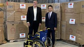 助海地弱勢族群  台民間組織捐贈輪椅與助行器為協助友邦海地行動不便的弱勢族群，駐邁阿密辦事處處長紀欽耀（右）美東時間4日代表曹仲植基金會捐贈輪椅與助行器給美國糧食濟貧組織並轉發送海地。左為美國糧食濟貧組織董事長芮恩。（邁阿密辦事處提供）中央社記者江今葉華盛頓傳真  111年4月5日