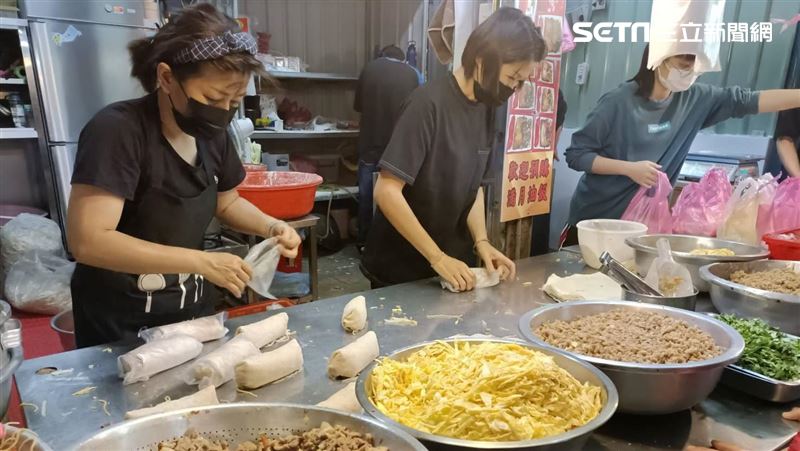 動作快到模糊！潤餅1分鐘包好15捲