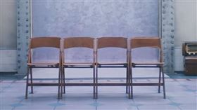 BIGBANG在新MV中4人完全沒有合體，僅以4張椅子代替。（圖／翻攝自BIGBANG YouTube）