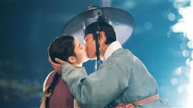 安孝燮 金裕貞在《紅天機》中拍攝浪漫吻戲。（圖／八大提供）