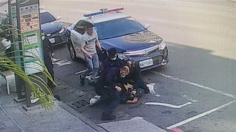 3酒空襲擊女警！　男警救援反遭揮拳