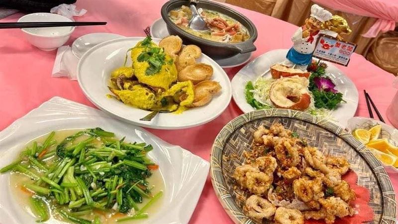 漁港吃海鮮被當盤子？律師曝店家狠招