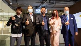 ▲蔡阿嘎今日與嘎嫂二伯一起出席星醫美學再生醫學實驗室揭牌儀式，（圖左至右）百萬YouTuber蔡阿嘎、台灣色彩與影像股份有限公司創辦人邵治安、星醫美學股份有限公司執行長林信一、星醫美學股份有限公司副董事長洪子琄、美商中經合集團董事長 劉宇環。（圖／業者提供）