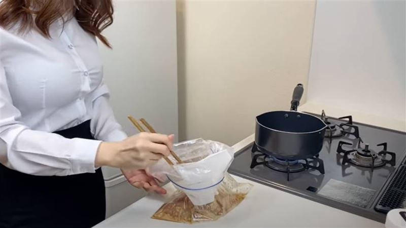 OL不露臉做菜　上衣透出美胸網暴動