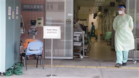 香港疫情嚴峻  醫院接近超負荷香港COVID-19疫情嚴峻，公立醫院的負荷已接近上限；圖為港島鄧肇堅醫院需要在急診室外設立臨時站，專門接收有發燒症狀的病人。中央社記者張謙香港攝  111年2月18日