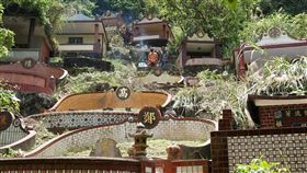 清明掃墓　慎終追遠（1）清明4天連假即將結束，民眾把握5日好天氣，到六張犁公墓區掃墓，追念先人。中央社記者鄭傑文攝  111年4月5日