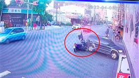 台南,左轉,車禍,騎士,車尾,慘摔