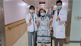 阿琴嬤出院時開心的與醫護合影。（圖／台北醫院提供）