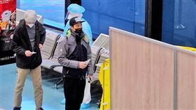 羽球一哥周天成返台  落地採檢陽性後送羽球一哥周天成（前右）6日搭機返台，並依規定在桃園國際機場候機室接受PCR落地採檢，篩檢結果出爐為陽性，桃機國境單位依規定指派專人完成證照查驗後由空側搭乘救護車後送。（讀者提供）中央社記者吳睿騏桃園傳真  111年4月6日