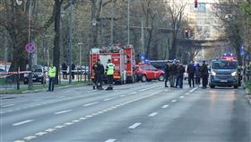 一名駕駛衝撞俄羅斯駐羅馬尼亞大使館。（圖／路透社／達志影像）