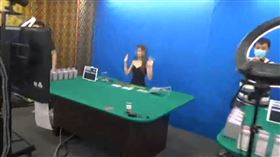 刑事局中部打擊犯罪中心，女荷官，低胸，賭博直播 (圖／翻攝畫面)