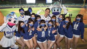 悍將最帥團長阿努引退  團隊不捨（2）有中職最帥應援團長之稱的阿努ANU（後中）4日在新莊球場正式引退，7年應援生涯讓阿努有著滿滿的回憶，賽後與應援團合影留念。中央社記者張新偉攝  111年4月5日