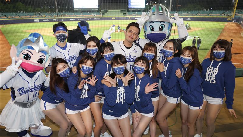 最帥團長淚灑球場　哽咽道別富邦悍將