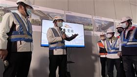 侯友宜市長2022年3月31日視察捷運鶯歌車站及農會通廊與連通空橋(圖/新北市政府)