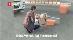 江蘇有卡車司機被困在路上（圖／翻攝自沸點視頻微博）