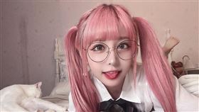 依渟在Instagram中曬出薄紗照。（圖／翻攝自依渟IG）