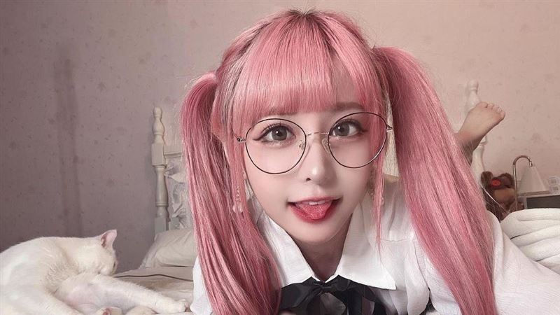 香肩藏不住！愛愛女王透視薄紗全看光