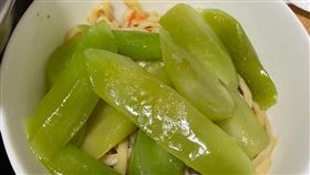 原PO表示，朋友家拜拜出現口感脆脆的綠色蔬菜，卻不知道菜名。（圖／翻攝自《爆系知識家》）
