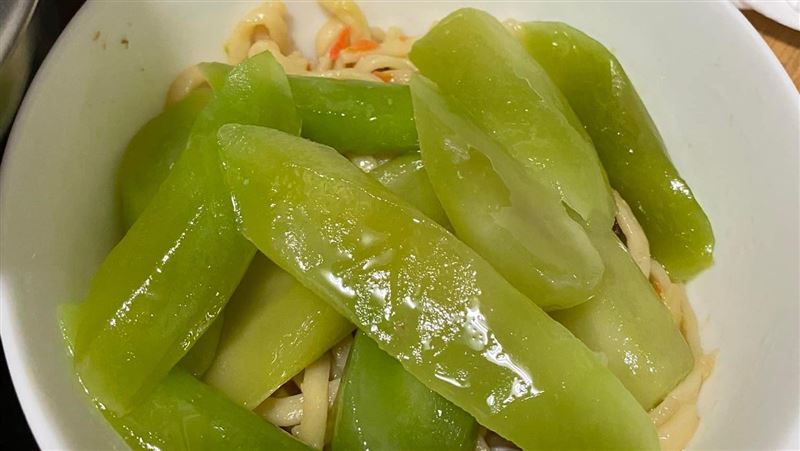 拜拜出現綠色長條菜　老饕：快吃不到