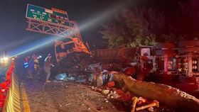 曳引車自撞路燈桿　車頭全毀翻覆