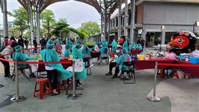 花蓮縣府持續呼籲疫苗打好打滿花蓮火車站前自1日起設置疫苗接種站，隨疫情增溫，近日施打數量也有增加趨勢，統計至5日止，已完成2230劑疫苗機種，接下來4月每週六、日都有接種服務，縣府提醒民眾儘速完成完整疫苗接種，提升防護力。中央社記者李先鳳攝  111年4月6日