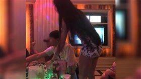 台南市警察上酒店，翻攝批踢踢