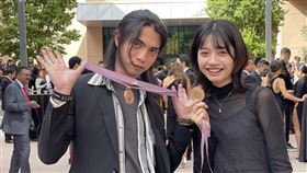 李政瀚于薇獲葛萊美獎台灣設計師李政瀚（左）、于薇（右）3日獲得第64屆葛萊美獎最佳唱片包裝設計獎。兩人在頒獎會場秀出入圍獎章。中央社記者林宏翰拉斯維加斯攝  111年4月4日