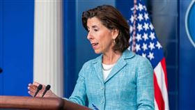 美國商務部長雷蒙多（圖）在出席華府年度烤架俱樂部晚宴後染疫。（圖／翻攝自facebook.com/SecRaimondo）
