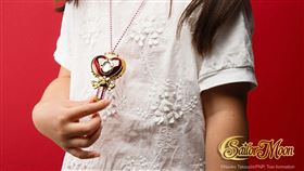 今（7）日起在7-ELEVEN的ibon便利生活站開放獨家首發預購「美少女戰士造型悠遊卡-月光權杖(愛心版)」。（圖／悠遊卡公司提供）