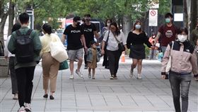 本土增281例　再寫今年單日新高（2）國內6日新增281例本土病例，中央流行疫情指揮中心提醒，民眾在維持正常生活的同時，仍應落實戴口罩、勤洗手、保持社交距離，並盡早完成接種疫苗。圖為台北市信義區民眾逛街購物，人人臉上皆是口罩戴好戴滿。中央社記者鄭傑文攝　111年4月6日