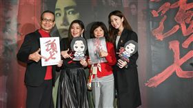 《頭七》任爸（左起）Selina、任媽、任容萱合影。（圖／皮諾丘電影提供）