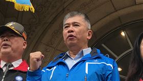 ▲少將韓豫平受訪時表示，希望透過法律救濟途徑還他一個清白。現場15名二級退役上將，共「42顆星」，赴最高檢察署遞陳情書及非常上訴聲請狀。（圖／記者楊佩琪攝）