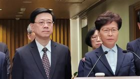 港政務司長李家超擬參選特首香港政務司司長李家超（左）6日宣布計畫參選下任行政長官（特首），並已辭去現職。圖為2019年「反送中」運動期間，時任保安局長的李家超陪同特首林鄭月娥（右）出席記者會。中央社記者張謙香港攝  111年4月6日