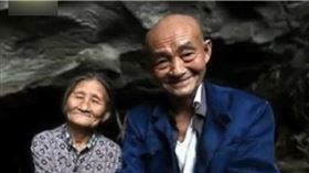 四川一對夫妻60年前搬進岩洞裡生活，宛如真實版「楊過與小龍女」！（圖／翻攝自梨視頻）