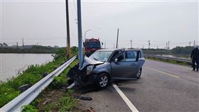 台南,死亡車禍,自撞,路燈,夾困,身亡