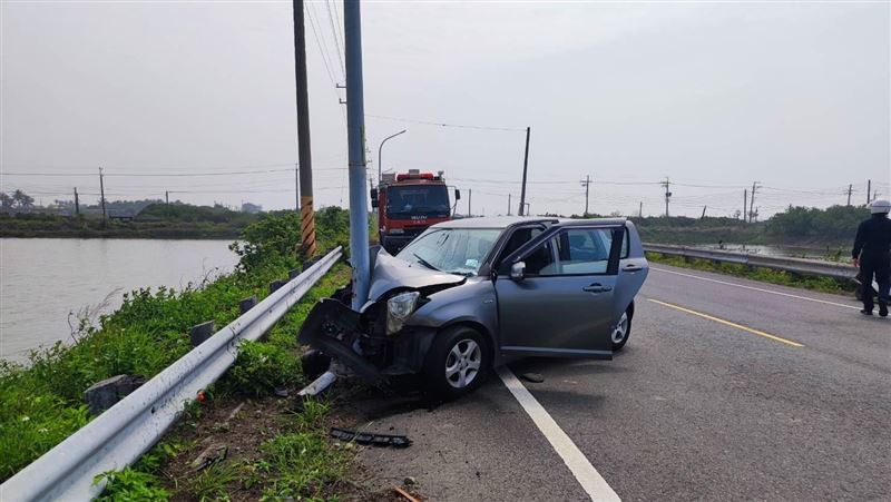 新／台南轎車詭撞電桿　駕駛夾困身亡