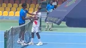 ▲法國男網小將高梅（Michael Kouame）在賽後賞對手巴掌。（圖／翻攝自Youtube）