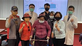 台中市最年長人瑞，劉張奶奶117歲，台中榮總動人工關節置換手術，恢復良好，助行器行走(圖／台中榮總醫院提供)