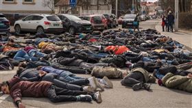 民眾將雙手反綁在背後，趴在馬路上示威。（圖／翻攝自烏克蘭最高議會 Telegram）