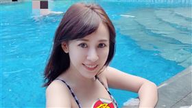 潔哥的褲子遭女兒扯下。（圖／翻攝自潔哥臉書）