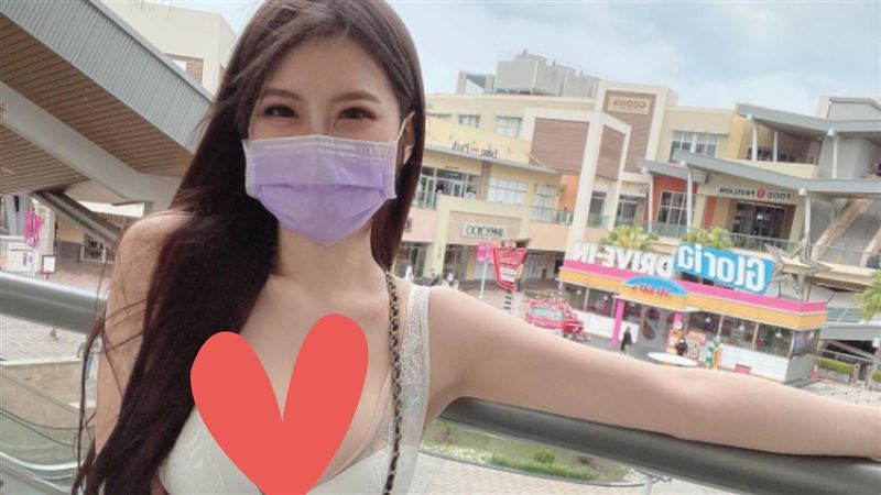 正妹衣服脫掉　浴巾包不住滑落險走光