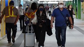 本土新增382例遍及17縣市（2）中央流行疫情指揮中心7日公布，新增382例本土病例，再創今年單日新高，遍及全台17縣市。民眾在高鐵台北站遵守防疫規定戴好口罩。中央社記者鄭傑文攝  111年4月7日