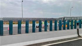 本土疫情嚴峻  上海管制交通為應對嚴峻的本土疫情，上海祭出嚴格封控措施，管制人流、車流。圖為上海一處高架道路，警方針對行經車輛進行管制。中央社記者吳柏緯上海攝  111年4月2日