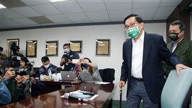 陳水扁開記者會  強調沒有不法所得（1）前總統陳水扁（右2）7日上午在凱達格蘭基金會辦公室，舉行「國務機要費案國際記者會」，對外說明所涉官司，並強調沒有不法所得，無法接受外界對他貪汙的指責。中央社記者郭日曉攝  111年4月7日