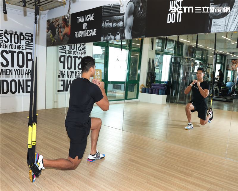 何守正三立新聞網專訪。（記者邱榮吉/攝影）