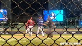 ▲富邦悍將總教練丘昌榮上場抗議。（圖／記者蕭保祥攝影）